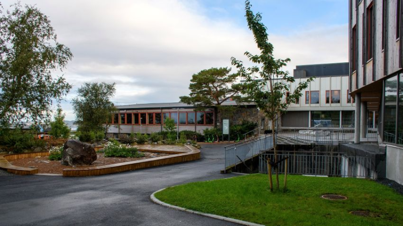 Bergenhus besøker Bergen Inkluderingssenter!
